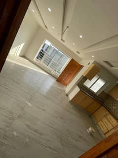 5 MARLA APARTMENT AVAILABLE FOR RENT.