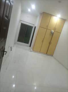10 MARLA LOWER PORTION AVAILABLE FOR RENT.