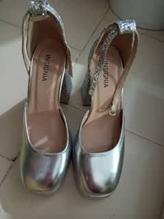 insignia heels