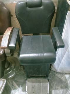 hello iam selling saloon chair good condition all good urgent sale