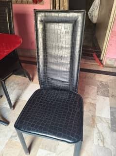 dining table is in perfect condition tempered glass ha  with 6 chairs