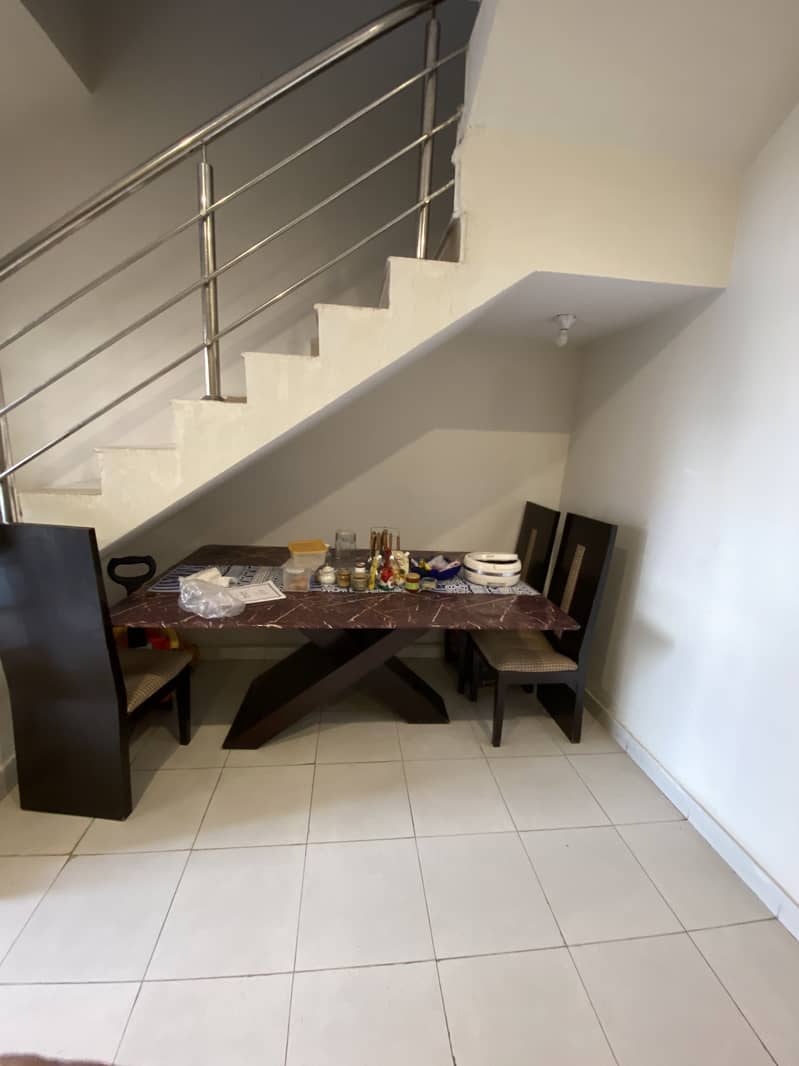 Dinning table in new condition modern design with 5 chairs 0