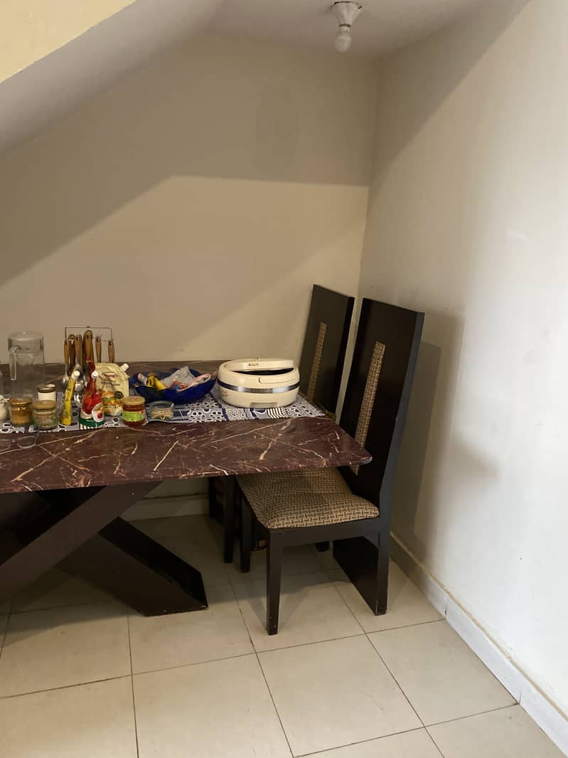 Dinning table in new condition modern design with 5 chairs 1