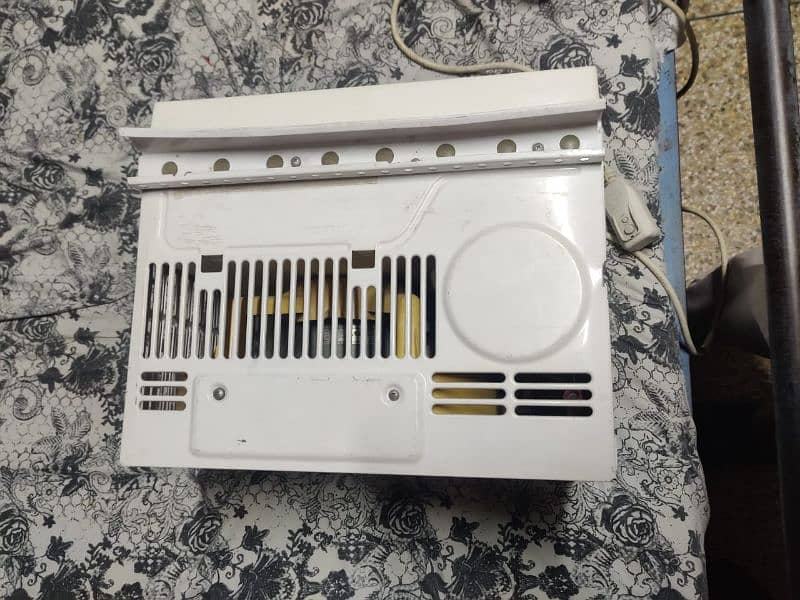 2A window a. c good condition with convertor 4