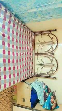 lohe ka bed gadde ke sath use mein