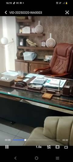 boss table in excellent condition