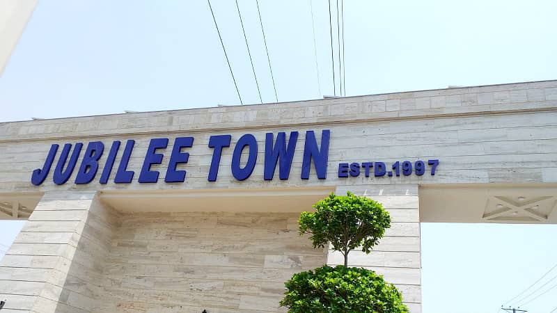 05 MARLA PLOT FOR SALE IN BLOCK E FACING PARK DIRECT APPROACH FROM MAIN BOULEVARD BUILDER LOCATION PLOT 1