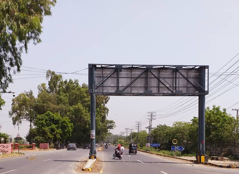 05 MARLA PLOT FOR SALE IN BLOCK E FACING PARK DIRECT APPROACH FROM MAIN BOULEVARD BUILDER LOCATION PLOT 3