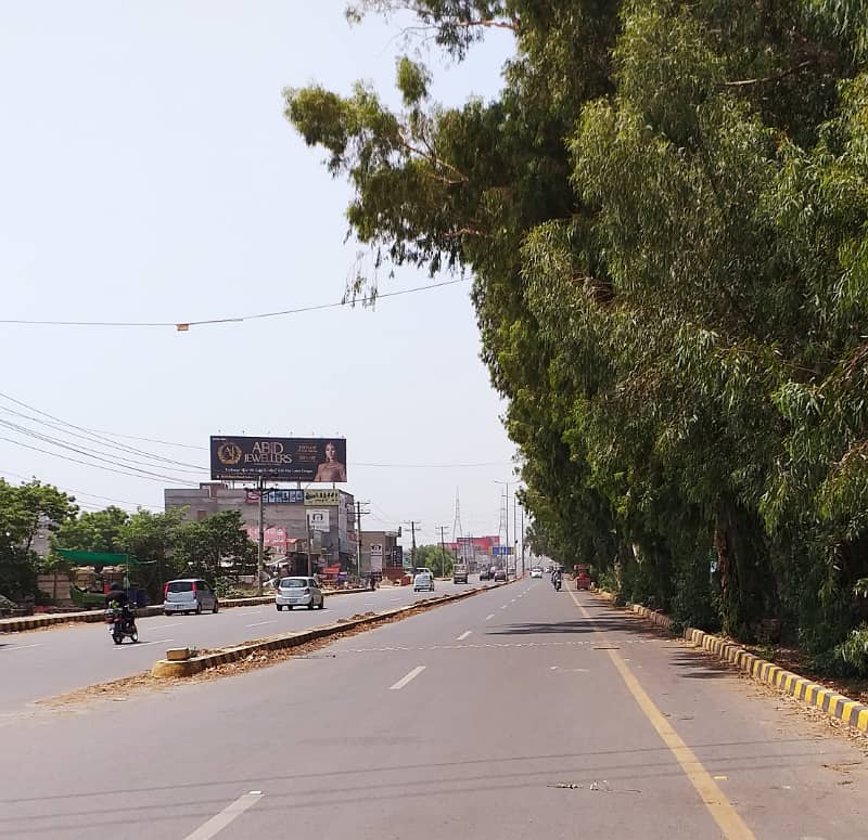 05 MARLA PLOT FOR SALE IN BLOCK E FACING PARK DIRECT APPROACH FROM MAIN BOULEVARD BUILDER LOCATION PLOT 4