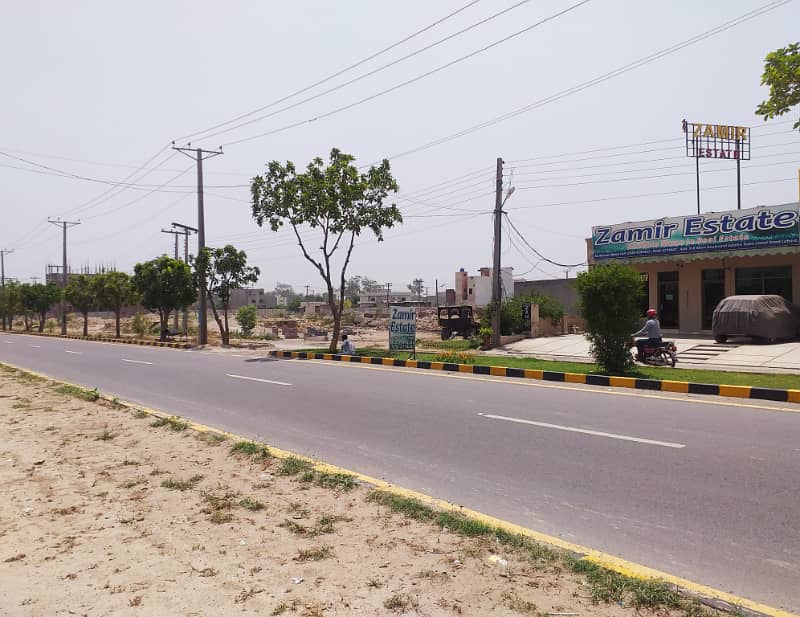05 MARLA PLOT FOR SALE IN BLOCK E FACING PARK DIRECT APPROACH FROM MAIN BOULEVARD BUILDER LOCATION PLOT 5