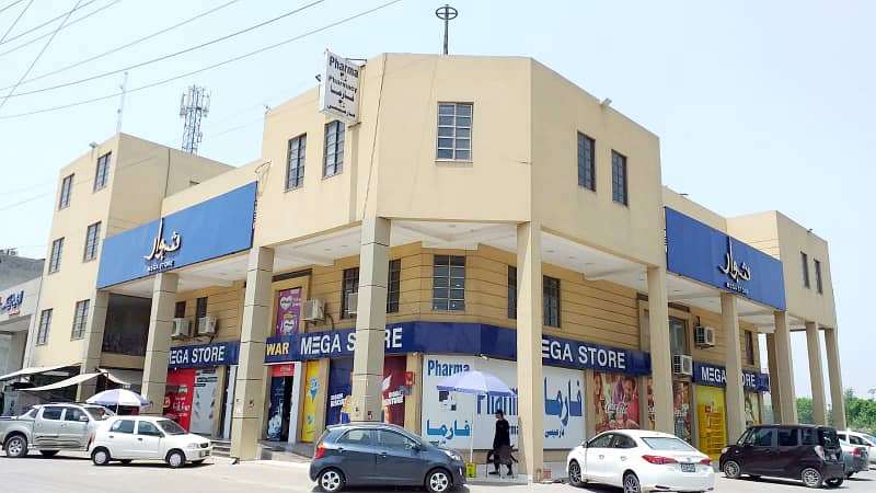 05 MARLA PLOT FOR SALE IN BLOCK E FACING PARK DIRECT APPROACH FROM MAIN BOULEVARD BUILDER LOCATION PLOT 6