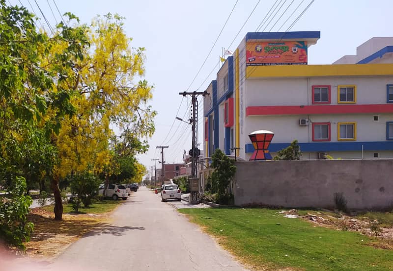 05 MARLA PLOT FOR SALE IN BLOCK E FACING PARK DIRECT APPROACH FROM MAIN BOULEVARD BUILDER LOCATION PLOT 7