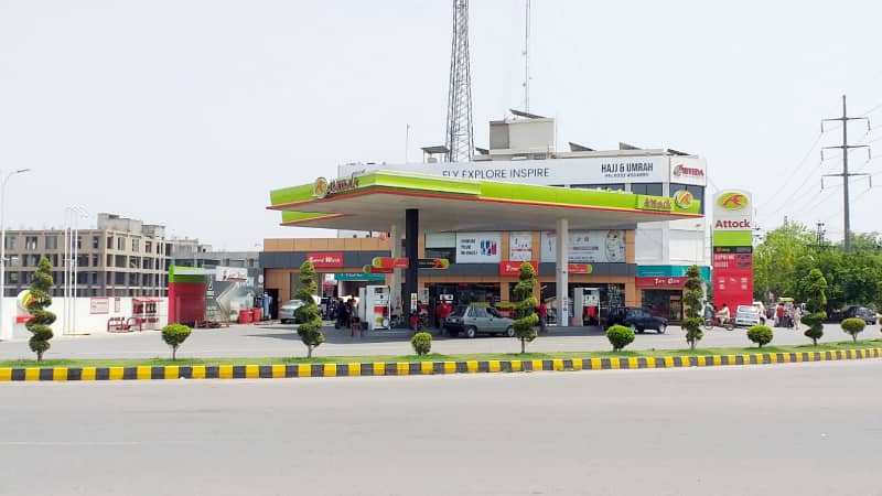 05 MARLA PLOT FOR SALE IN BLOCK E FACING PARK DIRECT APPROACH FROM MAIN BOULEVARD BUILDER LOCATION PLOT 8