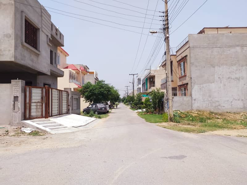 05 MARLA PLOT FOR SALE IN BLOCK E FACING PARK DIRECT APPROACH FROM MAIN BOULEVARD BUILDER LOCATION PLOT 14