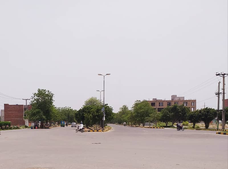 05 MARLA PLOT FOR SALE IN BLOCK E FACING PARK DIRECT APPROACH FROM MAIN BOULEVARD BUILDER LOCATION PLOT 16