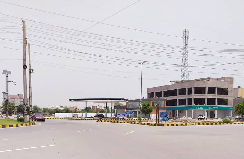 05 MARLA PLOT FOR SALE IN BLOCK E FACING PARK DIRECT APPROACH FROM MAIN BOULEVARD BUILDER LOCATION PLOT 17