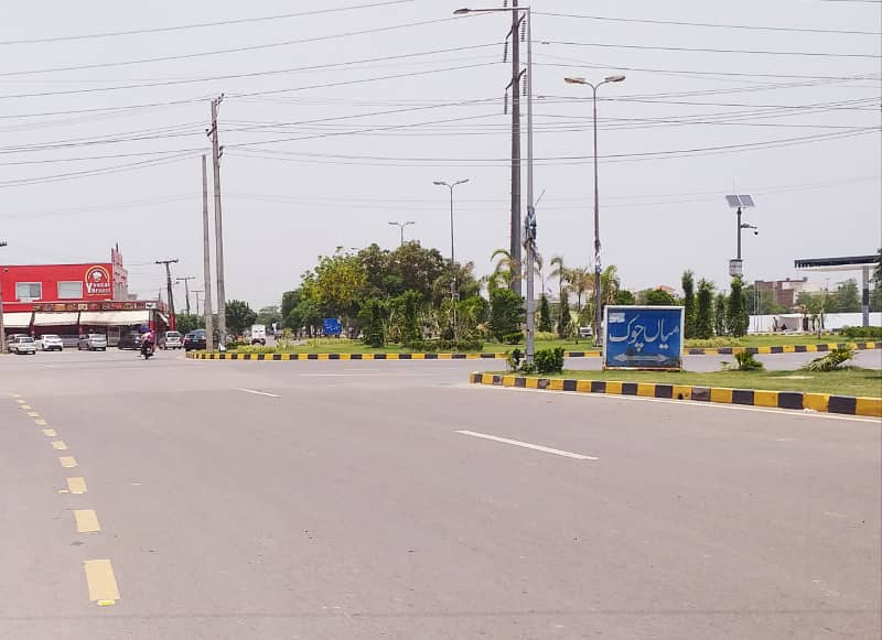05 MARLA PLOT FOR SALE IN BLOCK E FACING PARK DIRECT APPROACH FROM MAIN BOULEVARD BUILDER LOCATION PLOT 18