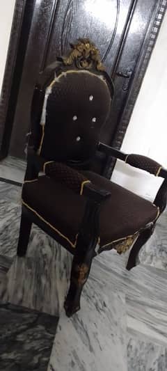 Dewan and chairs in good condition for sale
