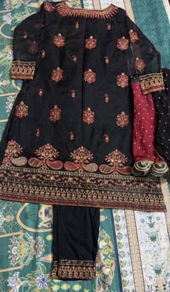 Elegant Ethnic Embroidered Suit – Medium Size (Used)