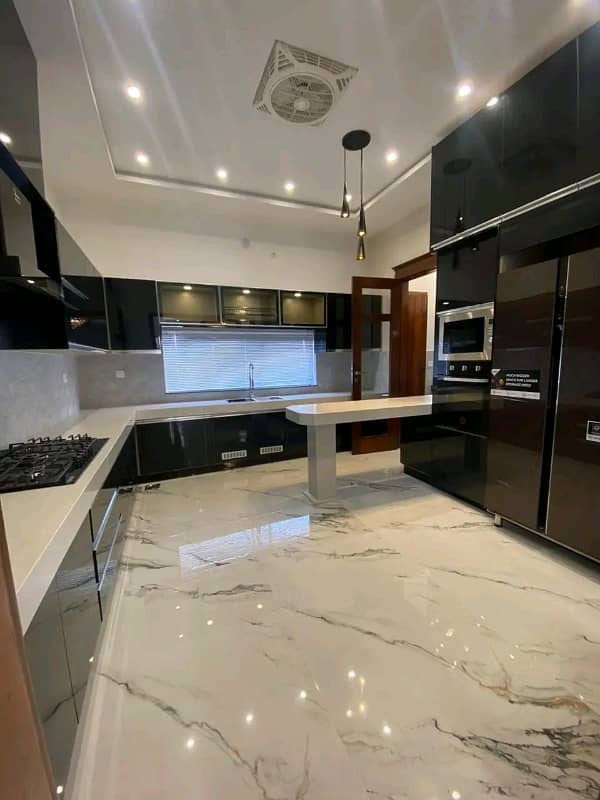 DHA PHASE 7 BLOCK Y 1 KANAL FULL HOUSE FOR RENT. 37