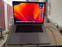 Macbook Pro 2017 15inches with touchbar 10/10
