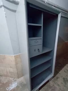 Almirah for Sale – Spacious & Sturdy, Perfect for Storage!