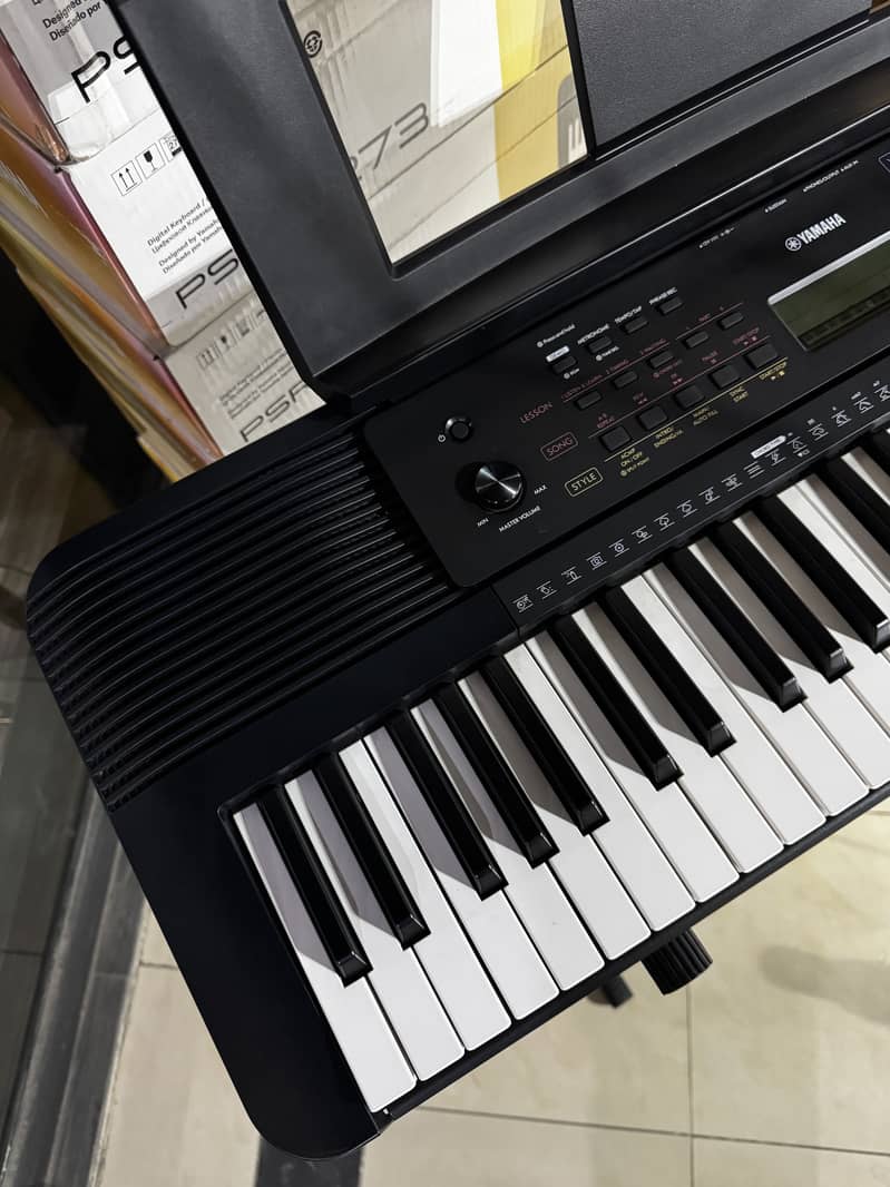 Yamaha e273 / Grand Piano/ piano/ pool table/ keyboard 3
