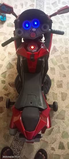 good condication hai double battery wali hai bike charger b sth hai