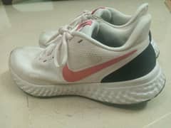 NIKE REVOLUTION