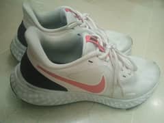 NIKE REVOLUTION