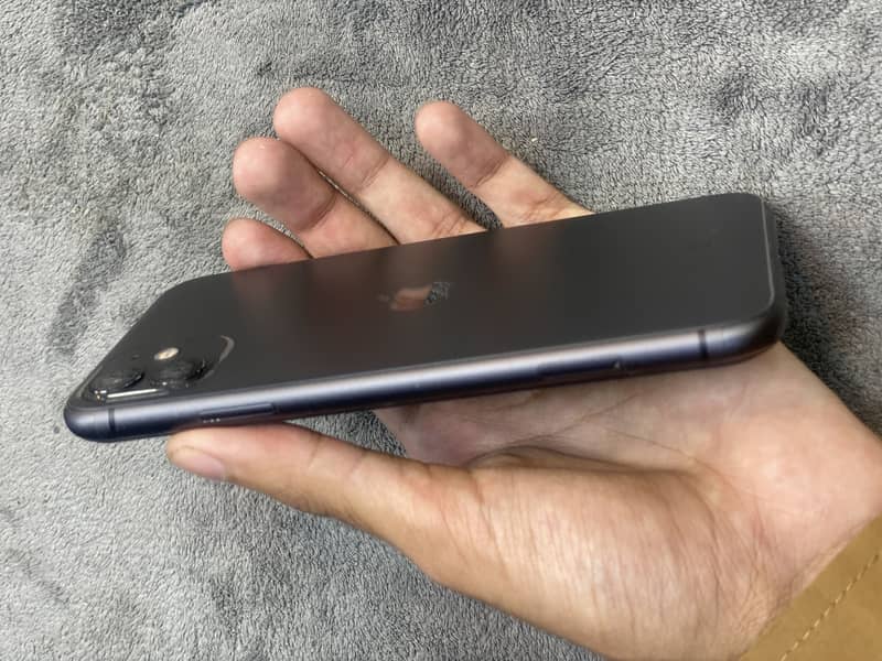 Iphone 11 64gb 10/10 condition read add 3