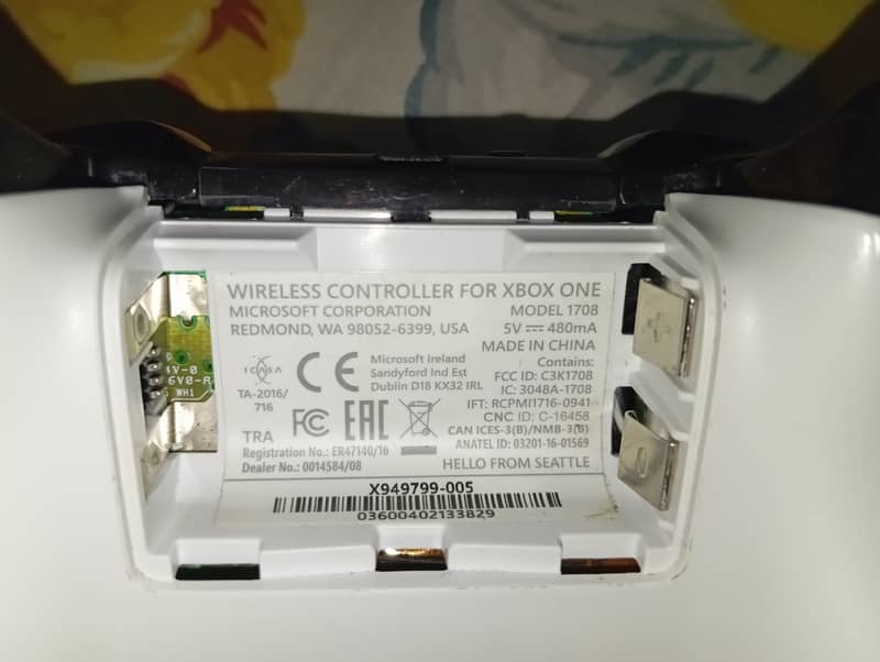 Xbox ONE S 1tb with 2 controllers 10