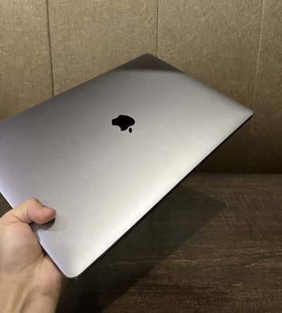 MacBook Pro 2018 15.4” Laptop | 16 - 256GB SSD | Core i7