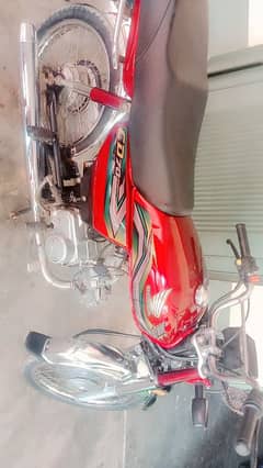 Honda 2023 bilkul saaf lush condition mein. Hai