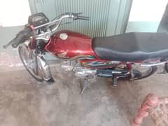 Honda 2023 bilkul saaf lush condition mein. Hai