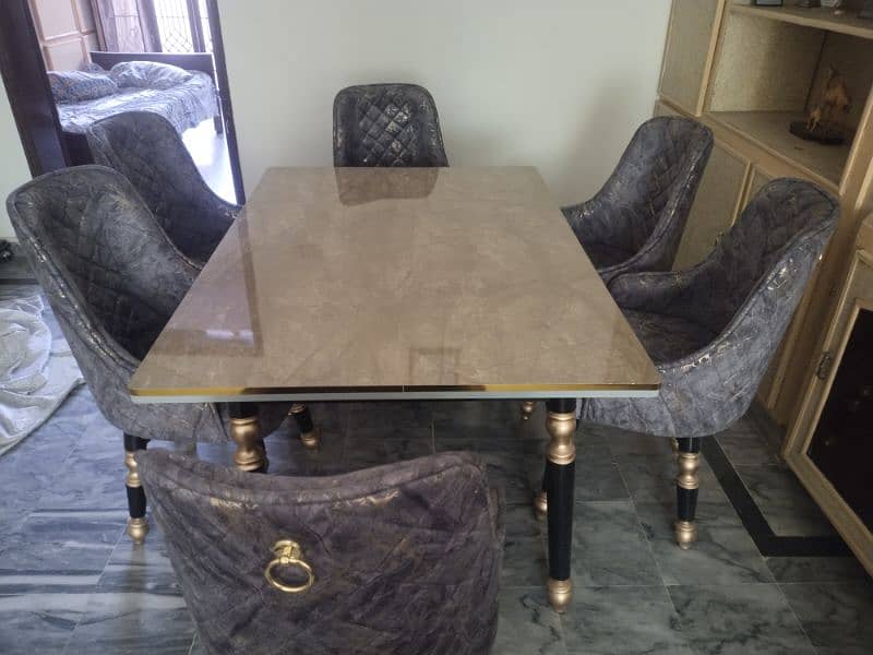 Dining table 0