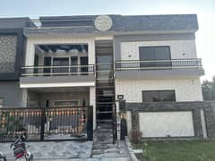 Deal in paint and carpenter works