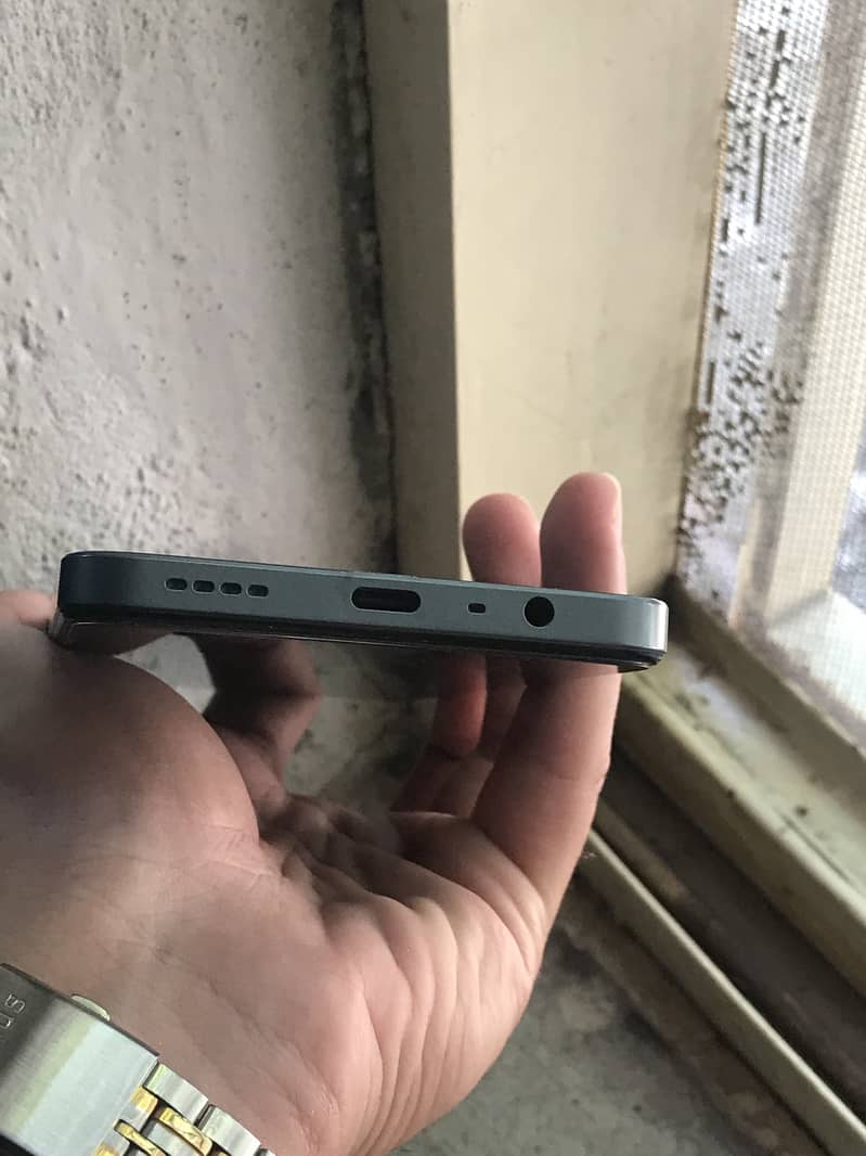 Best no issue in phone 10/10 condition all the things are working 1