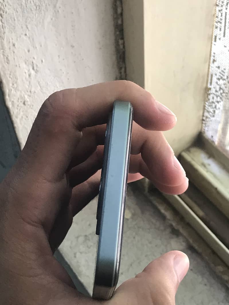 Best no issue in phone 10/10 condition all the things are working 5