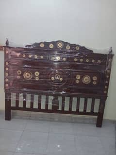 بہت ہی اچھی کنڈیشن میں بیڈ ہے سائڈ ٹیبل ہے اور ساتھ میں سنگار میز ہے