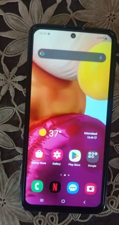Samsung a71 8GB RAM 128 GB per memory box sath mein hai no charger