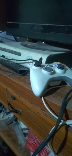 XBOX 360 320 GB With Chargeable WIRELESS CONTROLLER NEW CONDITION