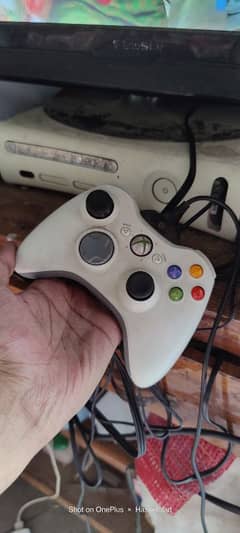 Xbox 360 320 GB With Chargeable Wireless Controller