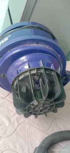 Dry and wet vacuum cleaner