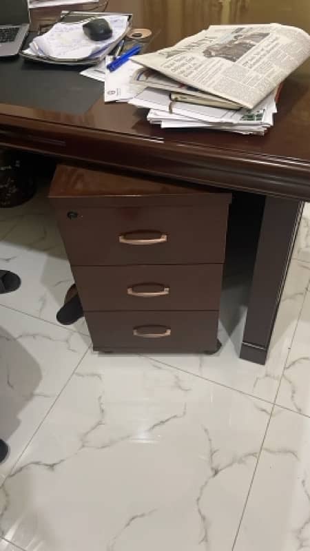 imported executive table and chair with extra two tables 0