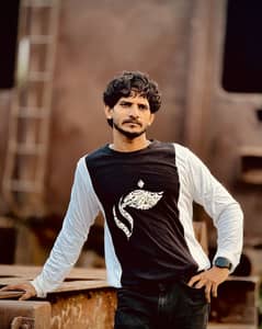 BLACK AND WHITE FULL SLEEVES TSHIRT