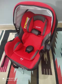 Tinnies baby car seat plus bouncer seat excellent condition.