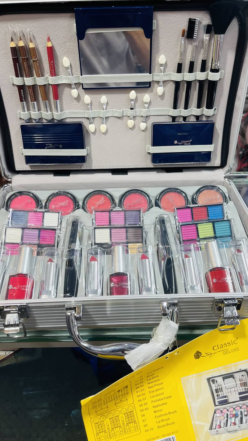 Make up kit with matel make box 0