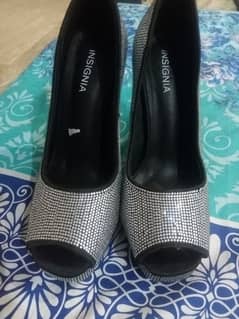 insignia heels