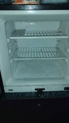 gently used fridge with great condition with 9 years of warranty